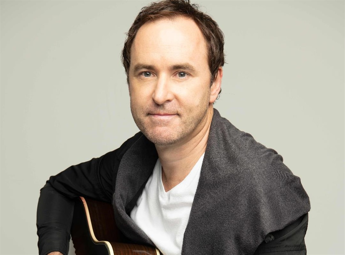 Portrait of Damien Leith with guitar